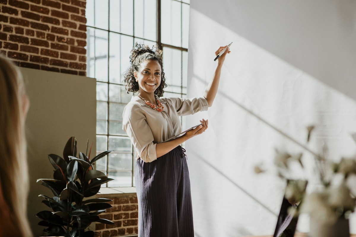 Le coach agile est le garant de la réussite d’un projet souvent digital. Il accompagne les équipes grâce à la méthode Scrum.