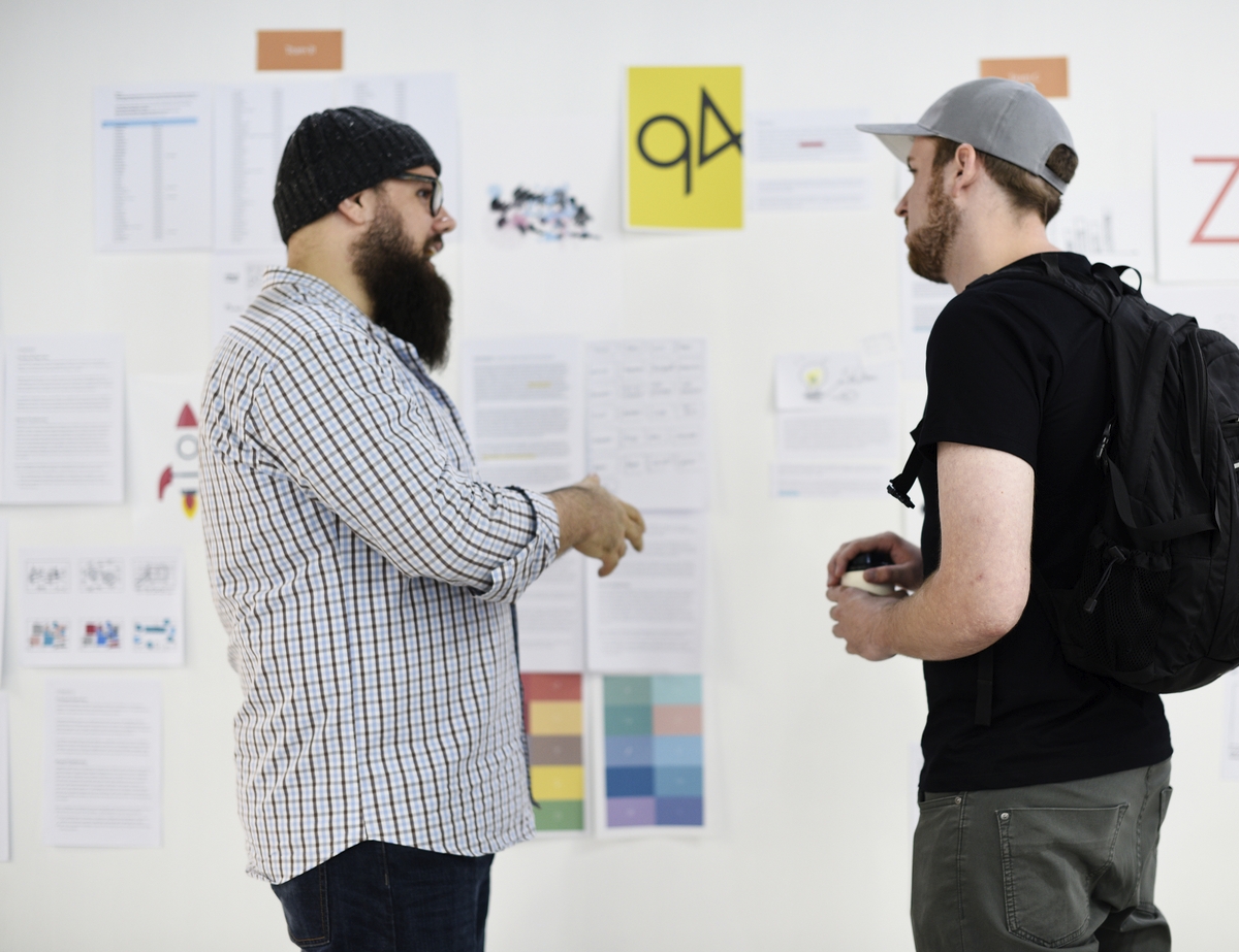 Le tuteur en entreprise c'est aussi celui qui répartit les rôles et tâches de chacun pour que vous puissiez trouver votre place. Bien informé sur votre formation, vos temps en entreprise et en école, il est là pour vous aider à vous organiser au mieux. 