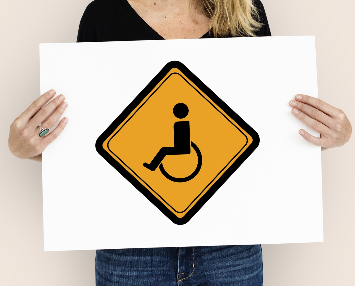 La loi stipule que "tout employeur d'au moins 20 salariés doit employer des personnes en situation de handicap dans une proportion de 6 % de l'effectif total". 