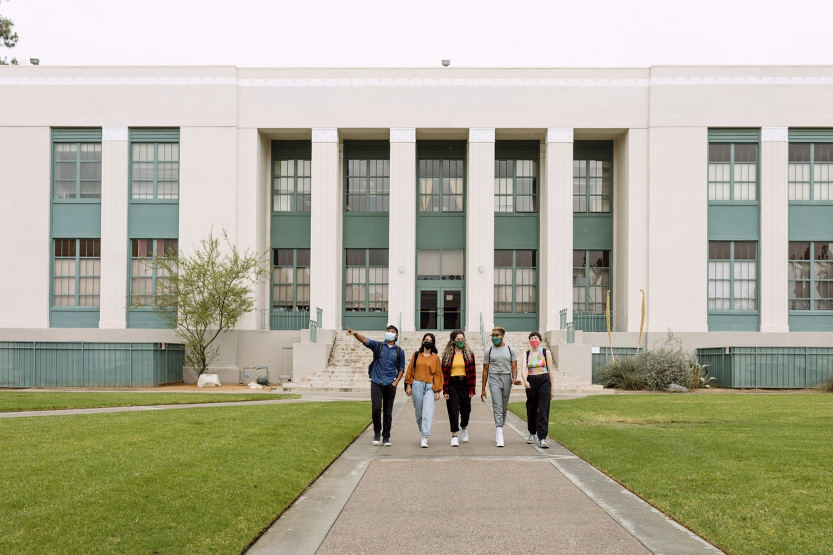 étudiants devant leur école de formation