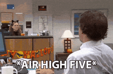 Deux employés se font un high five de loin.