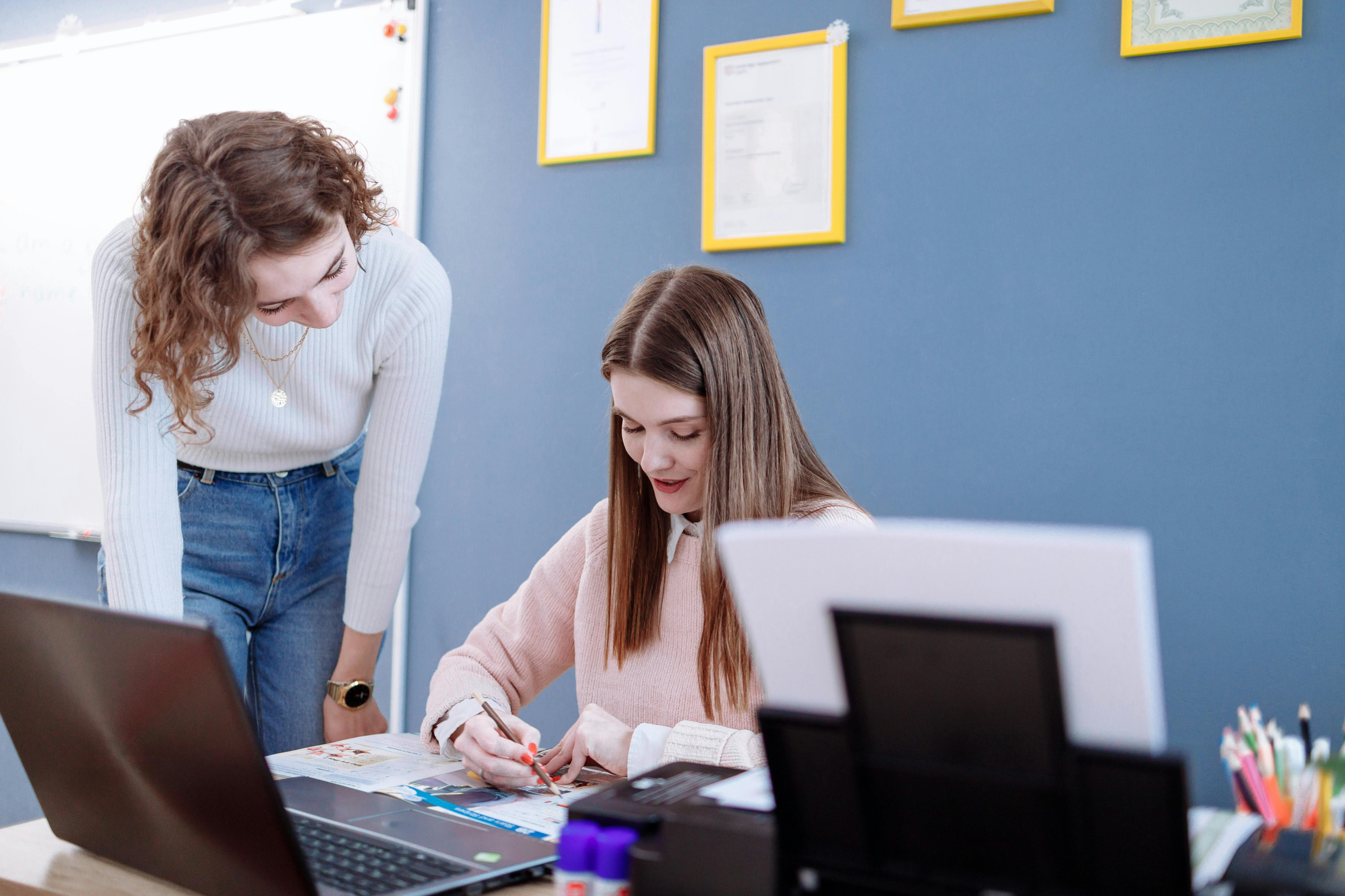 Parmi les bonnes pratiques entreprise pour l'alternance : favoriser la cordialité, la bonne ambiance et l’encouragement mutuel.